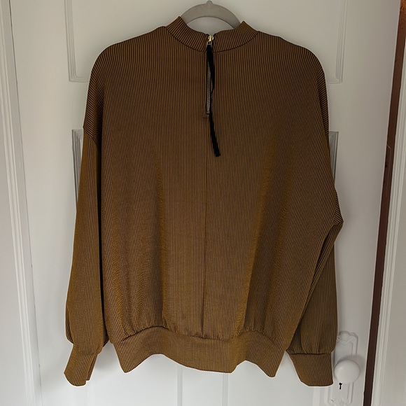 ZARA black and gold striped pullover with zipper neck and velvet pull string. - Picture 3 of 4